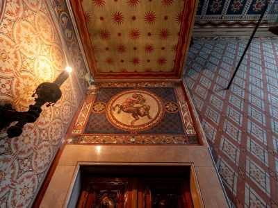 Mentre dal secondo piano in poi le porte degli appartamenti sono coronate da dipinti, illuminati dalla calda luce di una torciera